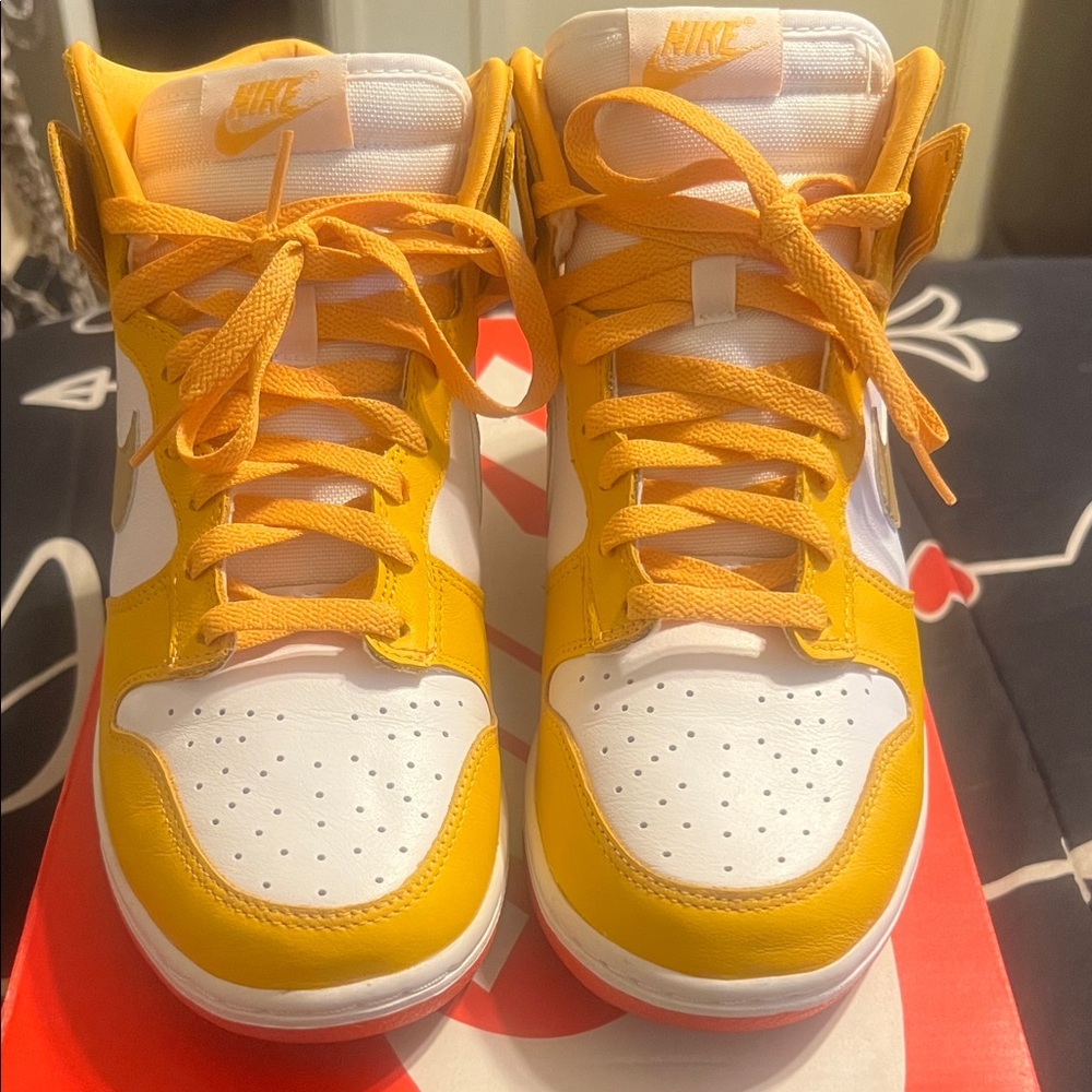 Nike Womens Sneakers Dunk High Yellow and White


Good Condition, Worn Once!